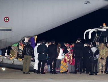 Τους φέρνουν ακόμα και με C-130: Πρόσφυγες από τη Λιβύη μεταφέρθηκαν αεροπορικώς στη Ρώμη!